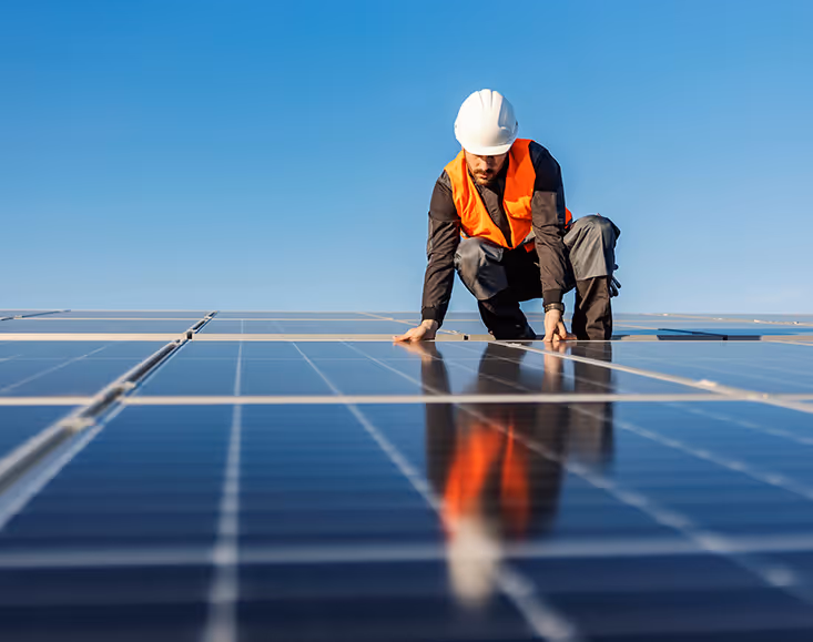 Monteur kontrolliert die Position der Solarpanels.