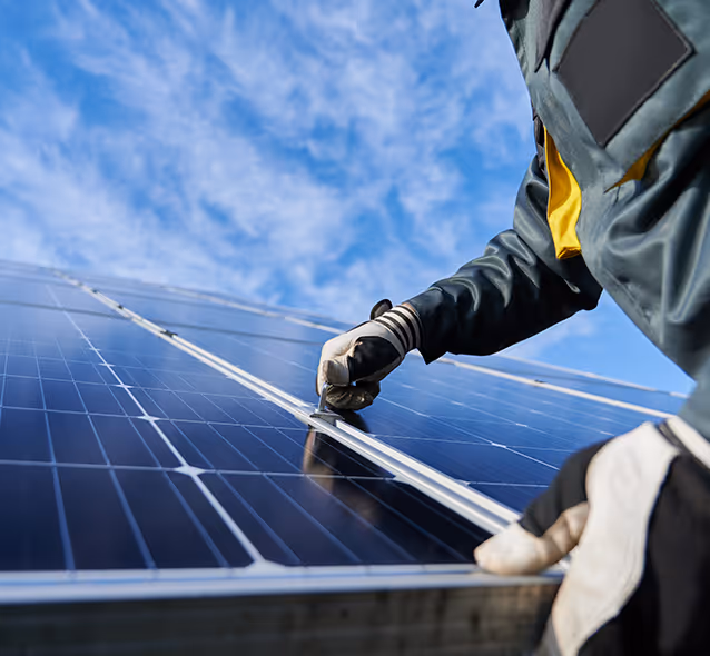 Nahaufnahme eines Solarpanels mit Monteur.