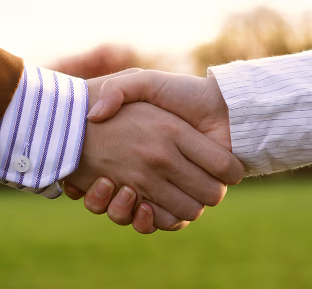 Zwei sich schüttelnde Hände.