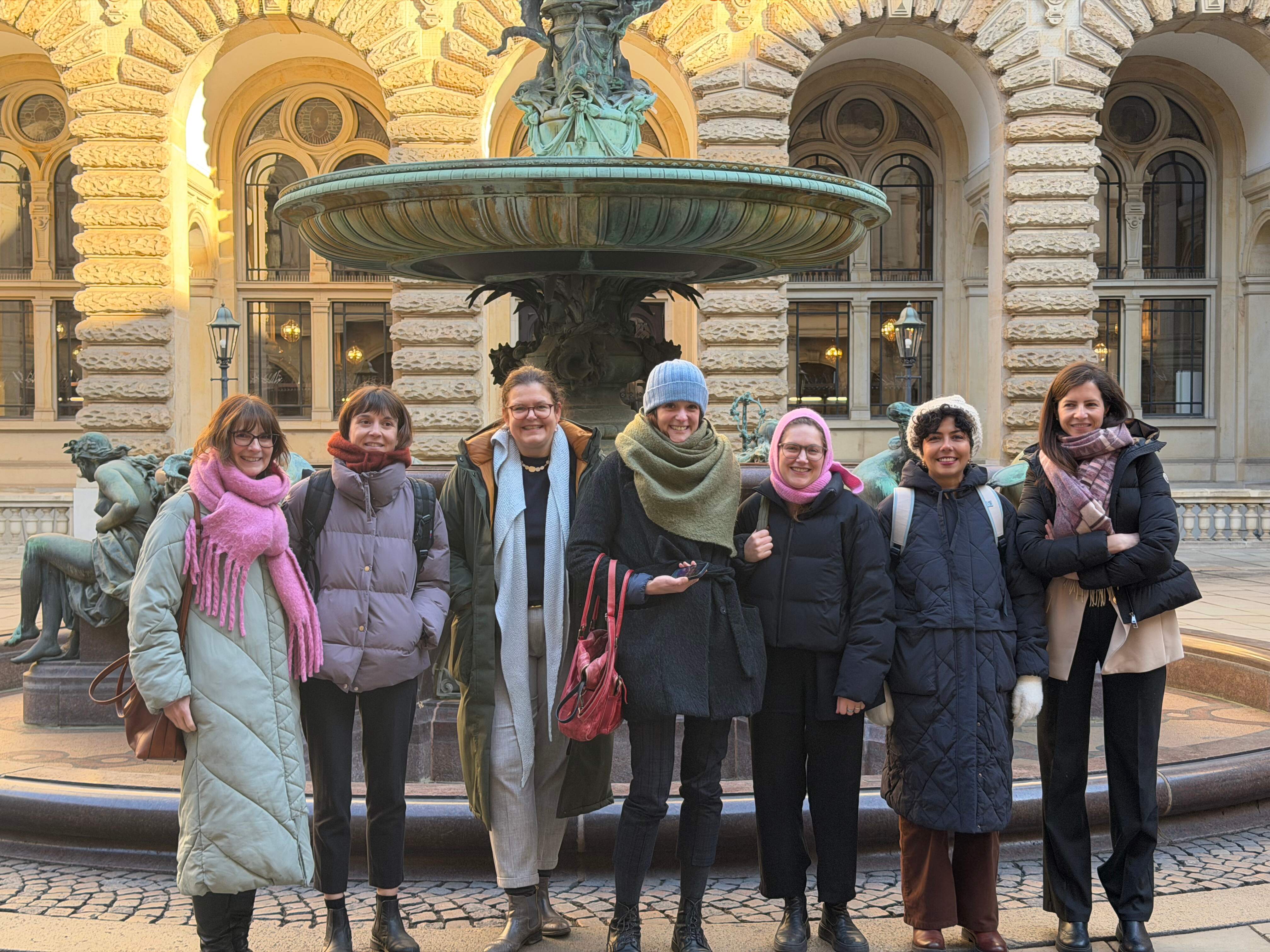 Projektpartner*innen während der Fact-Finding Mission in Hamburg (Vertreter*innen der Freien und Hansestadt Hamburg, Expertise France, Europäische Kommission, EAF Berlin). 
