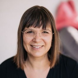 Portrait von Anja Fasen. Sie lächelt in die Kamera.