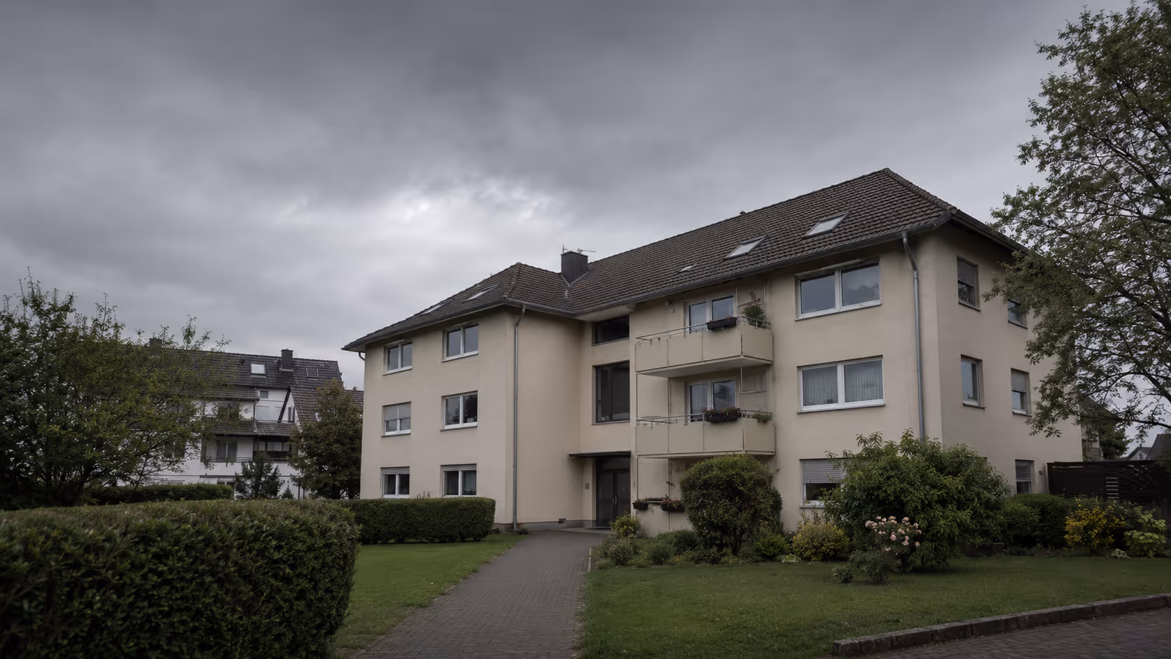 Gepflegte Wohnanlage mit Grünflächen und Gehweg als Beispiel für professionelle Objektbetreuung im Wetteraukreis.
