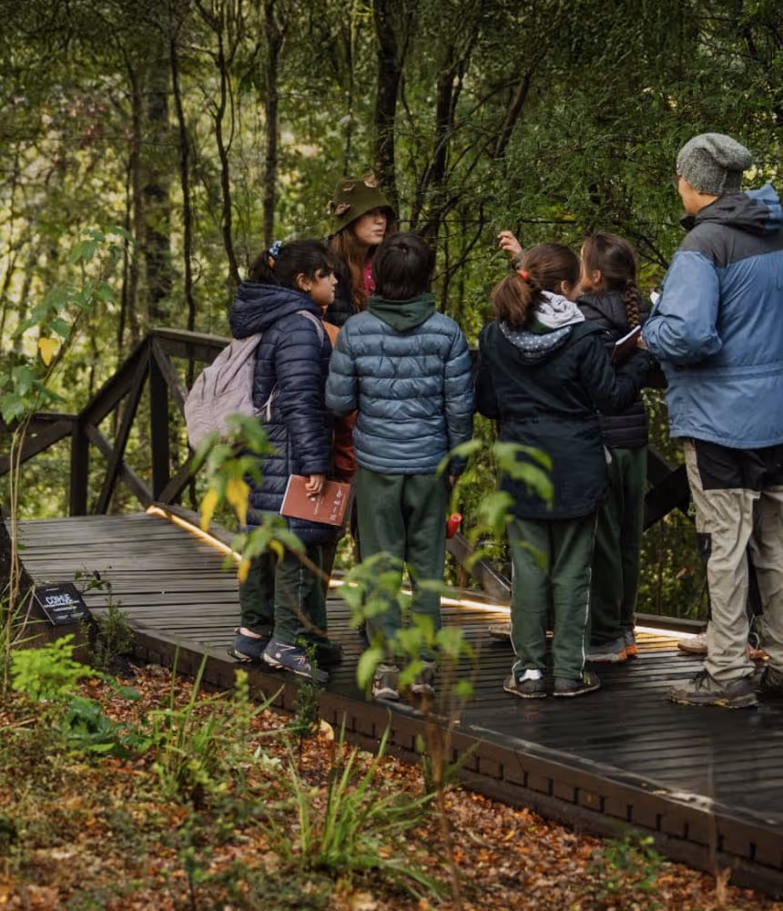 Grupo de estudiantes aprendiendo sobre el entorno y nuestras iniciativas de conservación