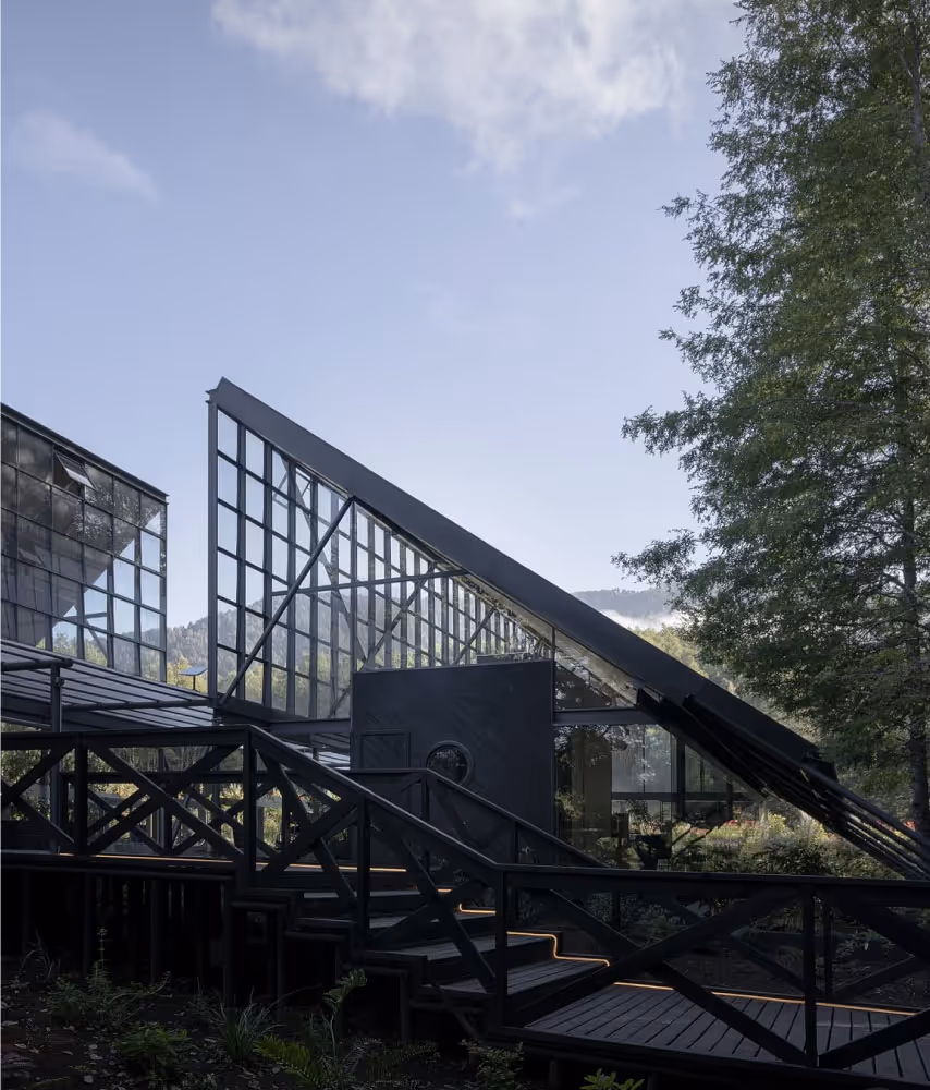 Fachada de la recepción que acompaña a la naturaleza.