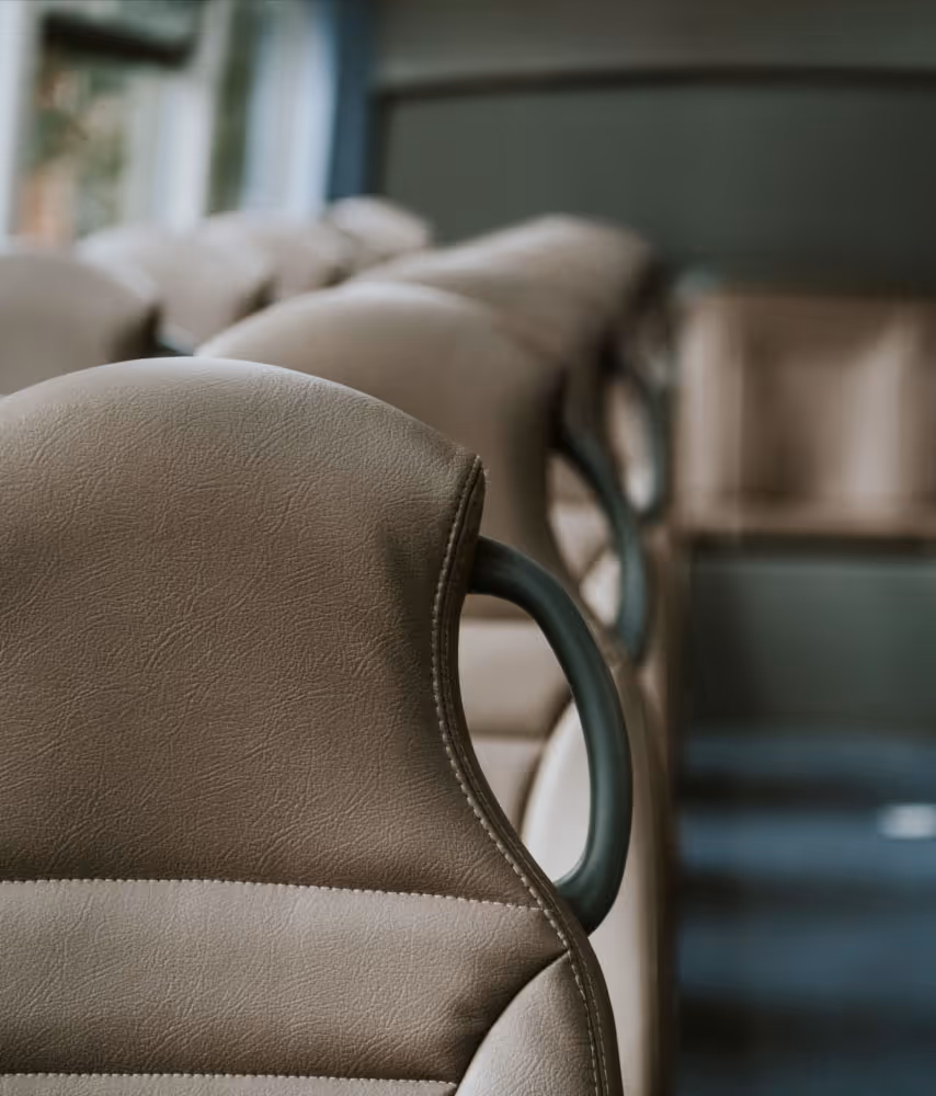 Interior del bus de transporte directo hacia el parque.