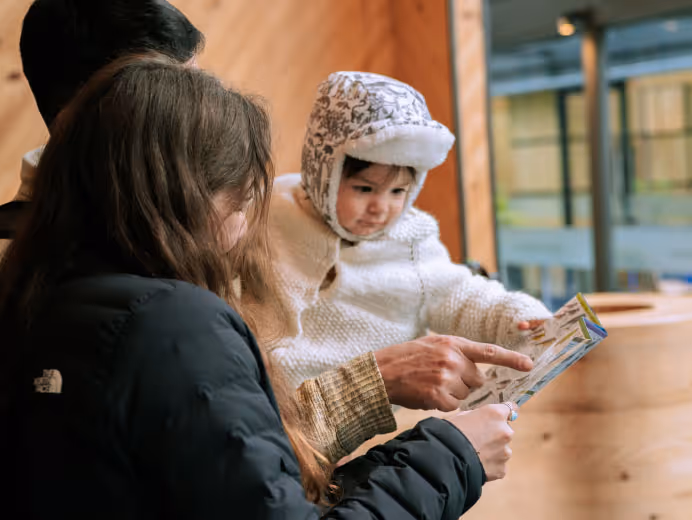 Familia aprendiendo sobre la botánica del parque en recepción.