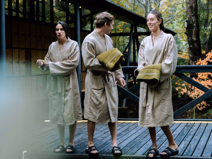 Clientes disfrutando con sus batas y toallas del parque.