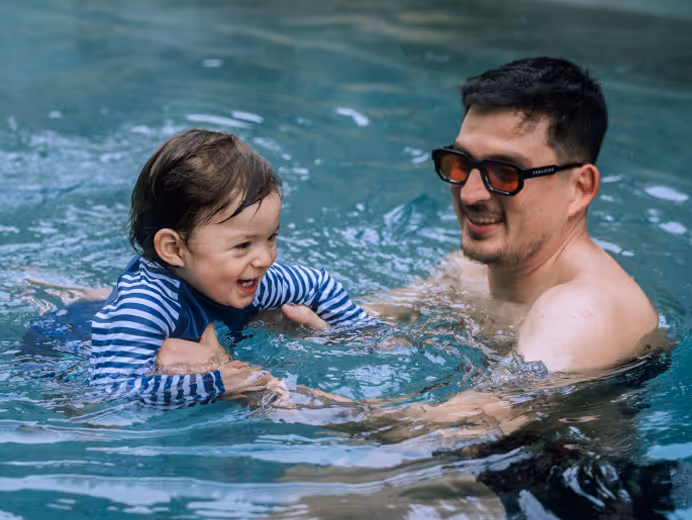 Padre e hijo disfrutando de las aguas curativas y certificadas por el MINSAL