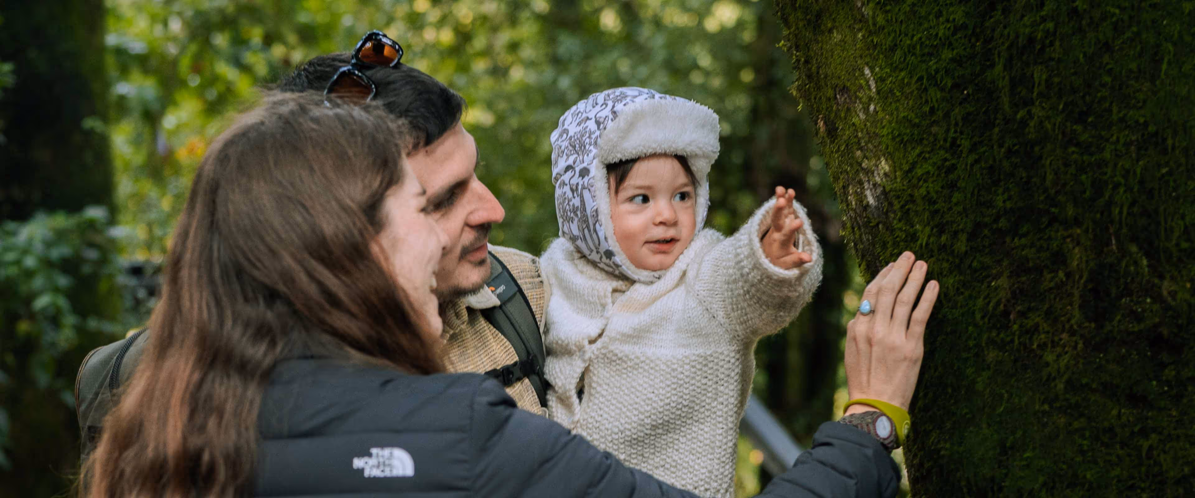 Familia disfrutando y aprendiendo de la botánica que los rodea en el parque