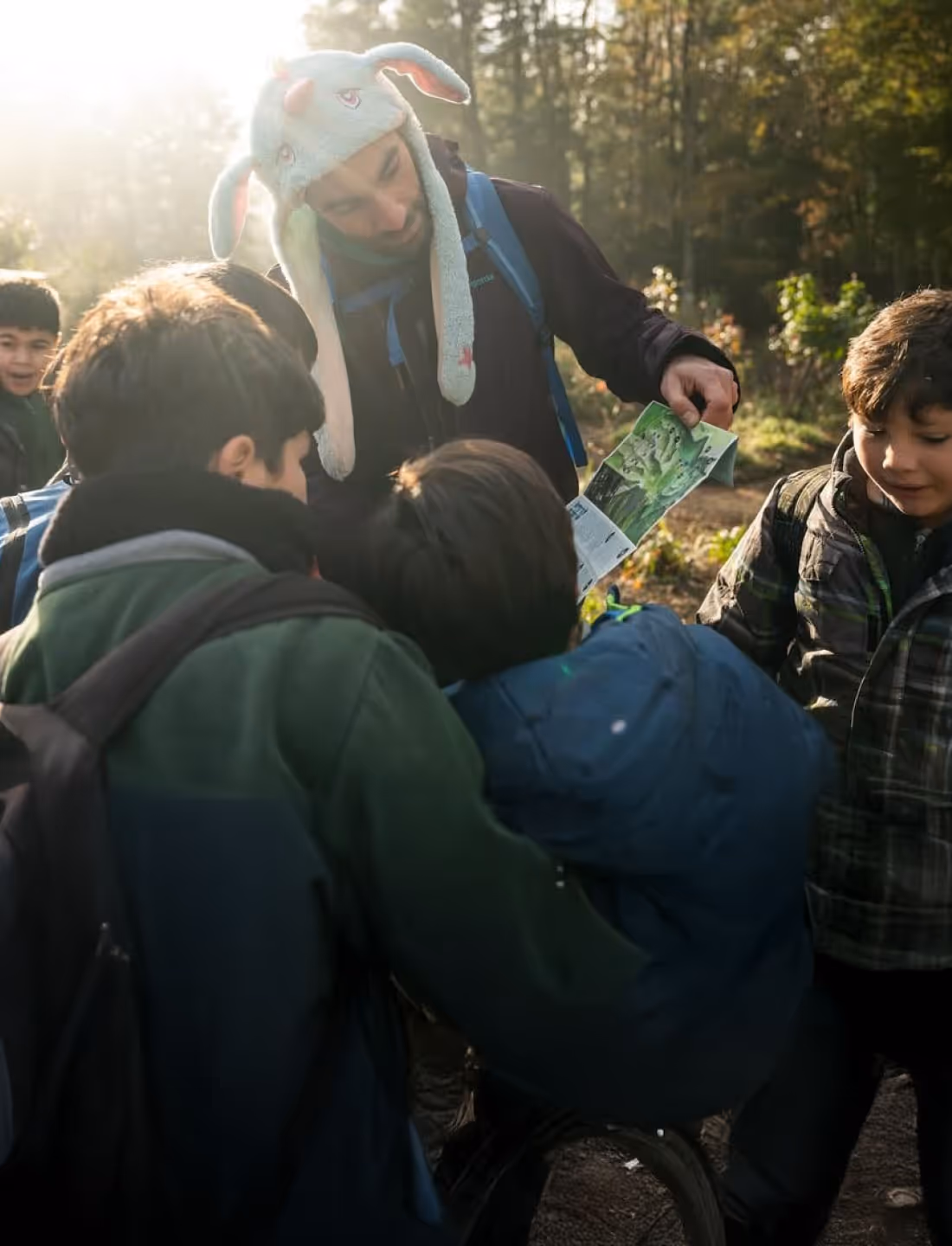 Estudiantes aprendiendo a sembrar una relación de respeto y pertenencia con el entorno.


