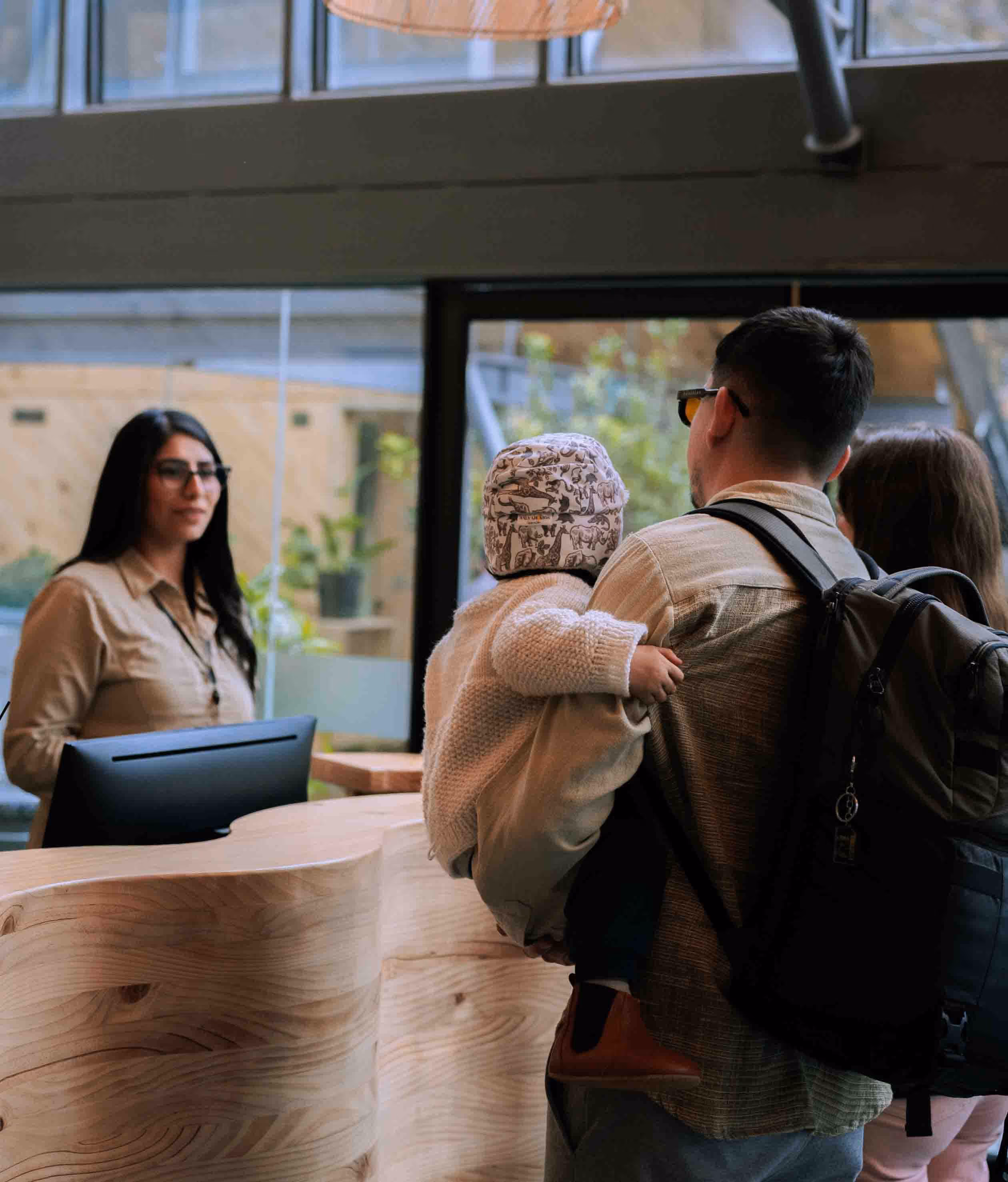 Familia siendo recibida en la recepción del parque. 