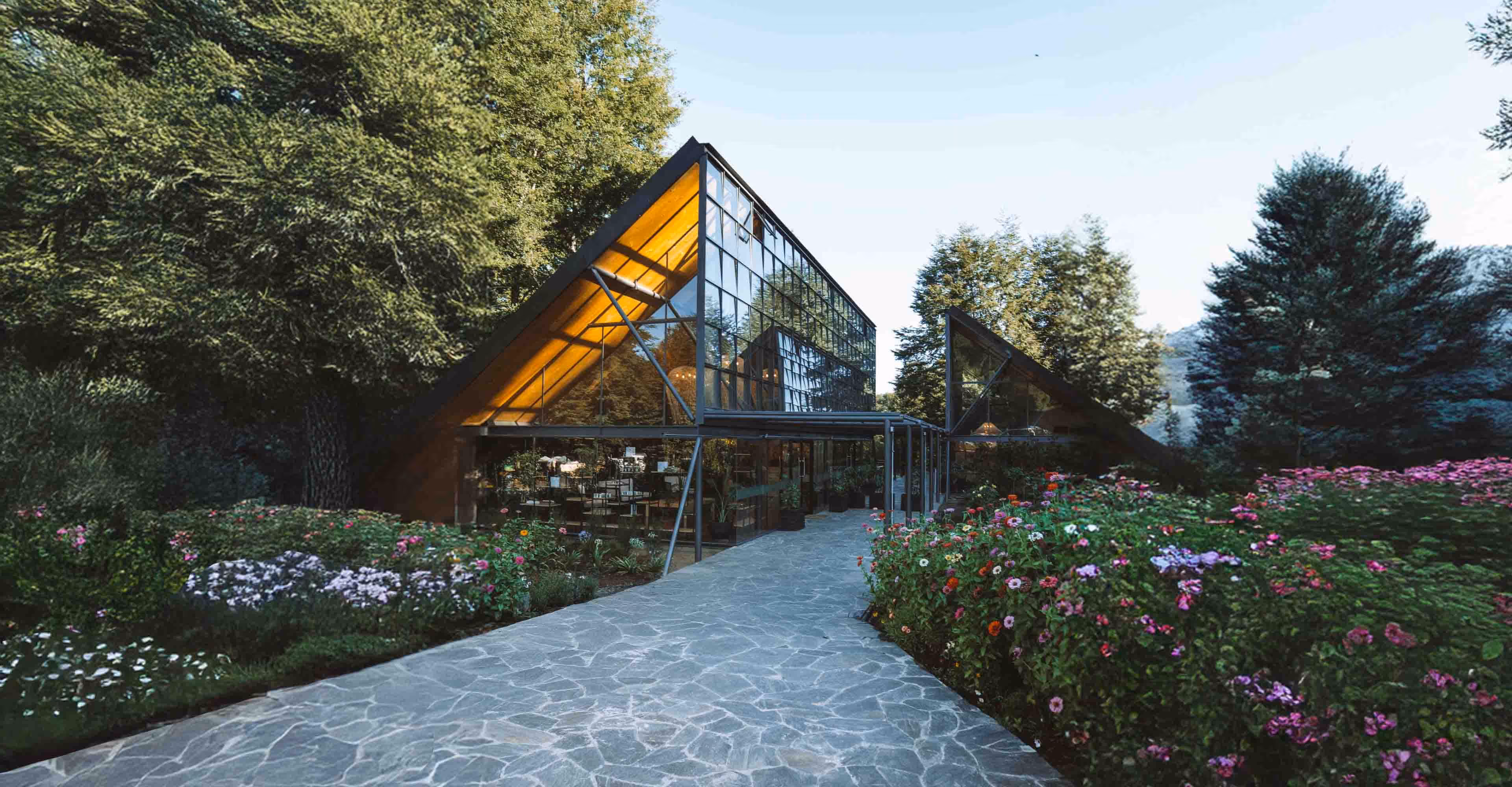 Recepción del Parque Termal Botánico junto con sus jardines.