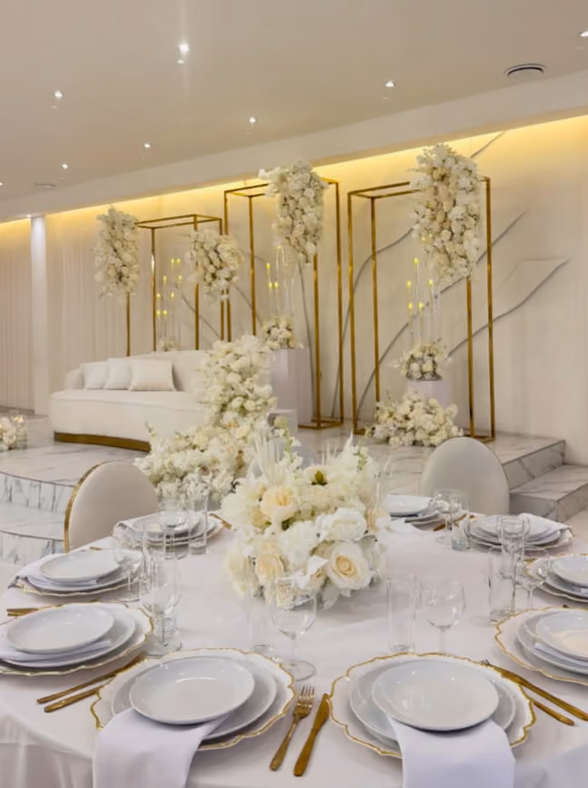Luxe feestzaal met ronde tafels en sfeervolle blauwe verlichting
