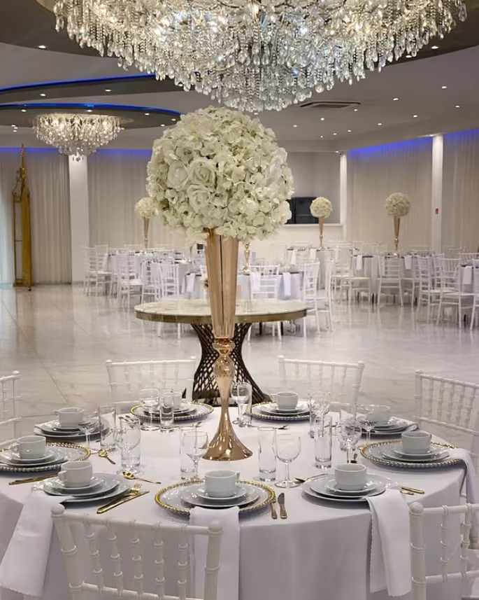 Stijlvol gedekte ronde tafels voor een exclusief evenement in Mechelen