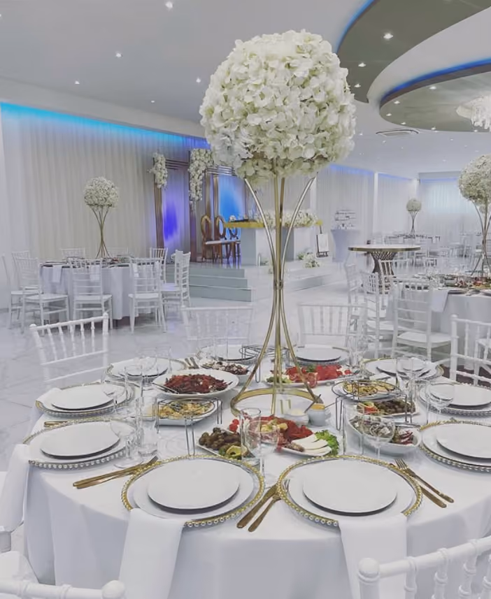 Elegante feestzaal met kroonluchter en luxe tafelaankleding