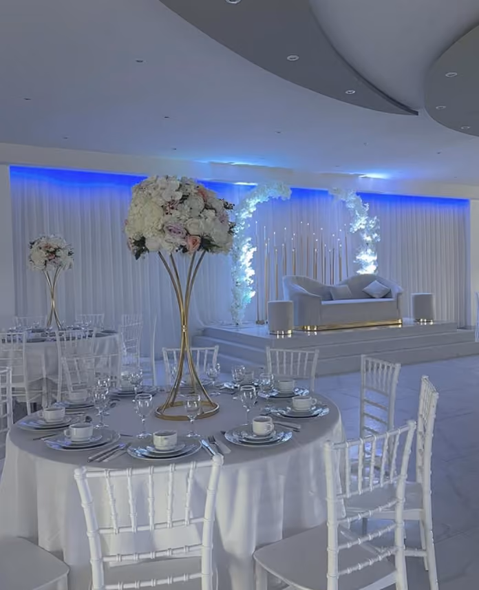 Exclusieve tafeldecoratie met bloemen in de feestzaal van Meet & Much More