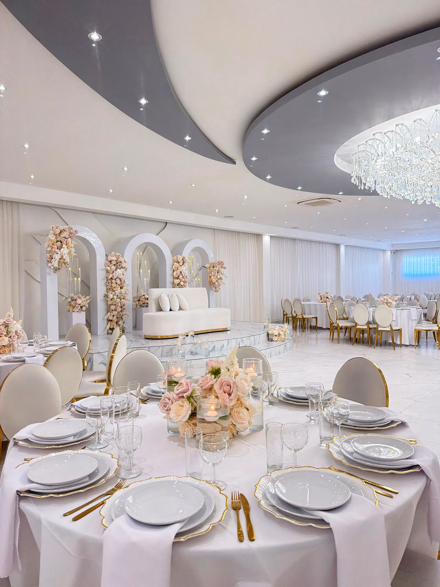 Luxe gedekte tafels voor een bruiloft bij Meet & Much More