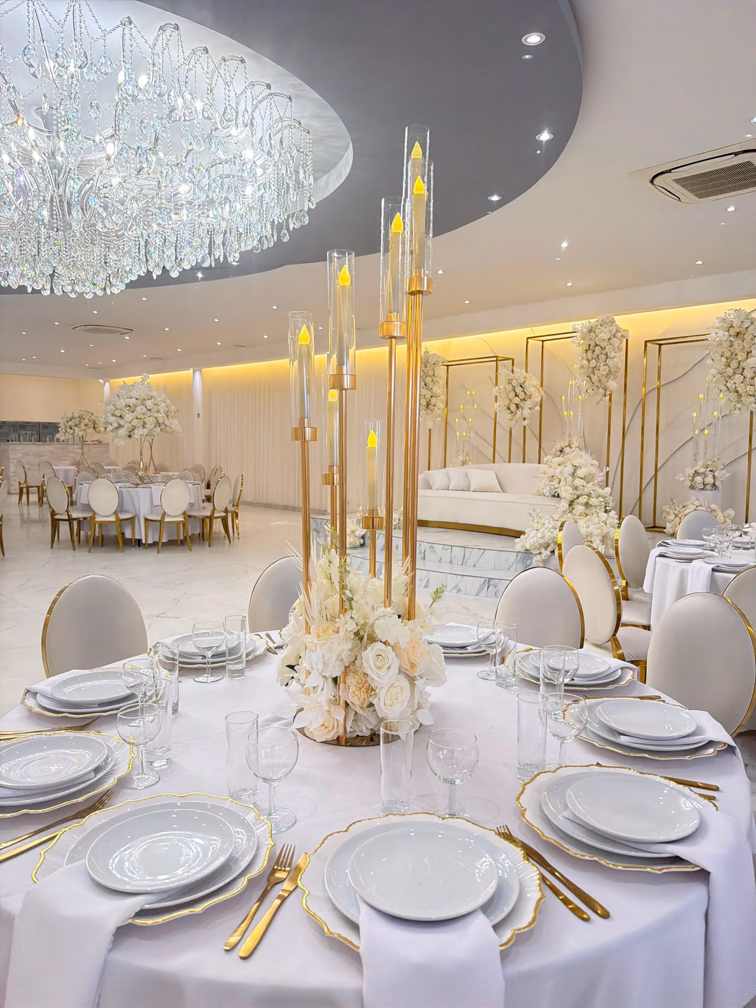 Luxe gedekte tafels voor een bruiloft bij Meet & Much More