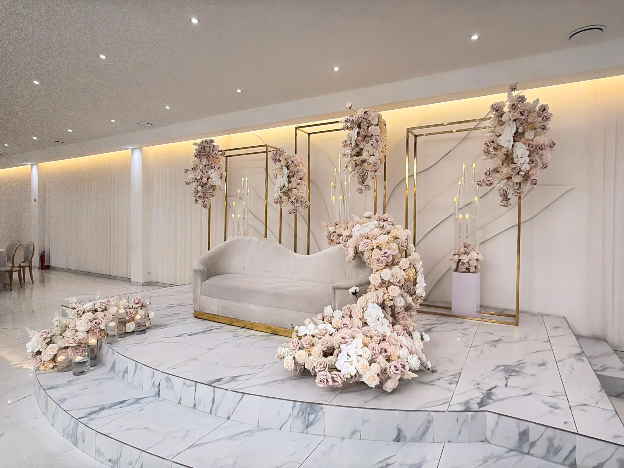 Luxe bloemendecoratie in de feestzaal van Meet & Much More