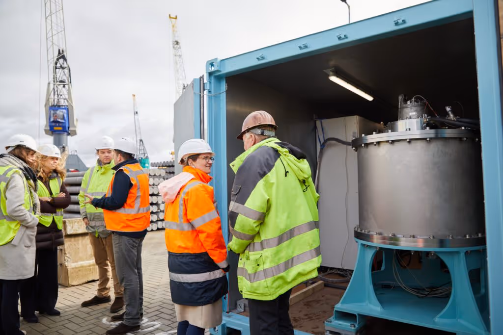 A pilot project at the Port of Rotterdam demonstrated how QuinteQ’s flywheel technology effectively manages and mitigates power peaks caused by crane operation, reducing the load on the electrical grid.