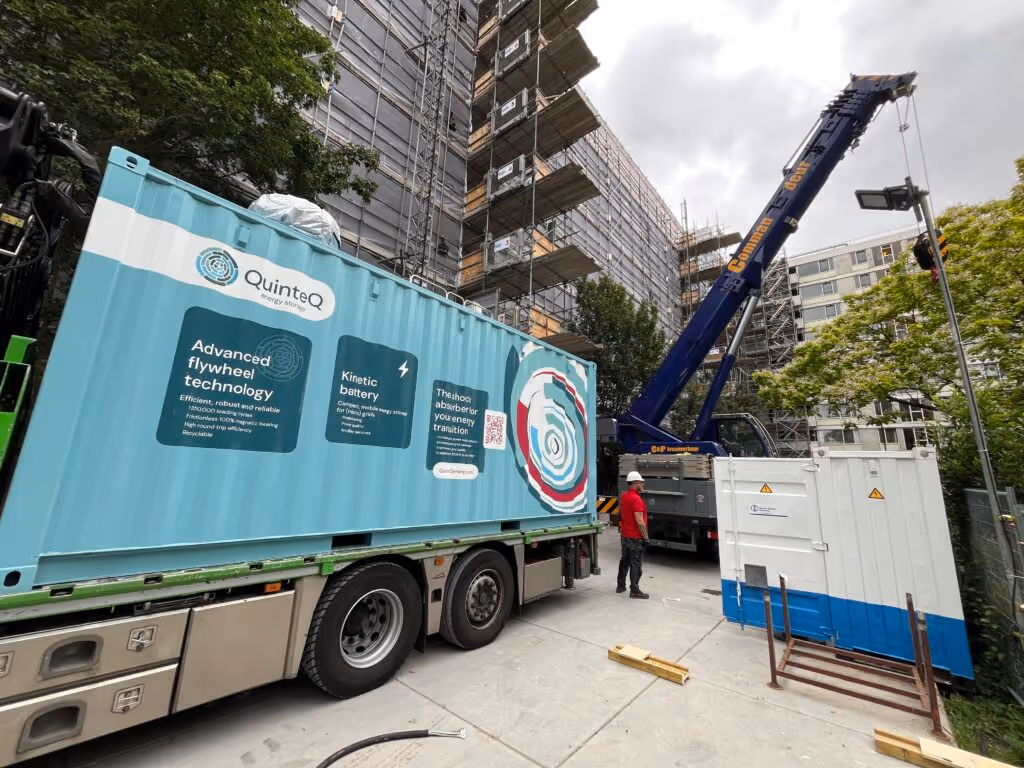 QuinteQ's containerized flywheel on-site at a Hemubo construction site.