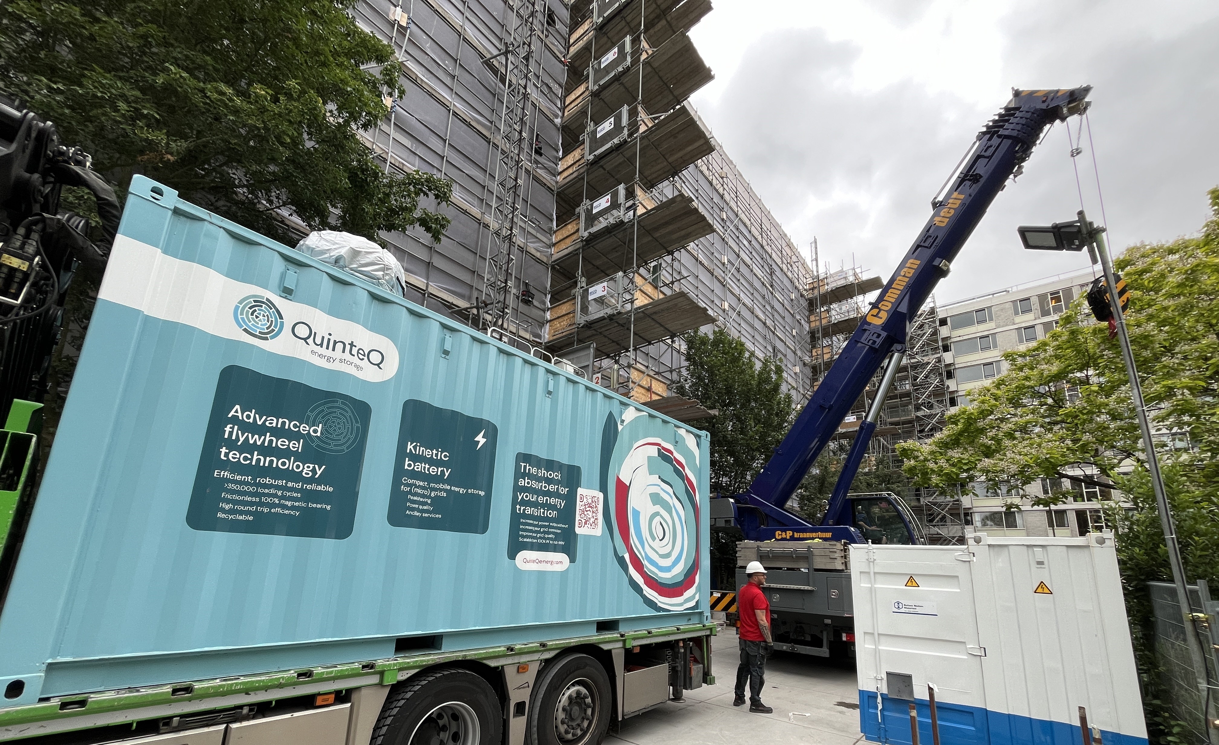 QuinteQ's containerized flywheel on-site at a Hemubo construction site.