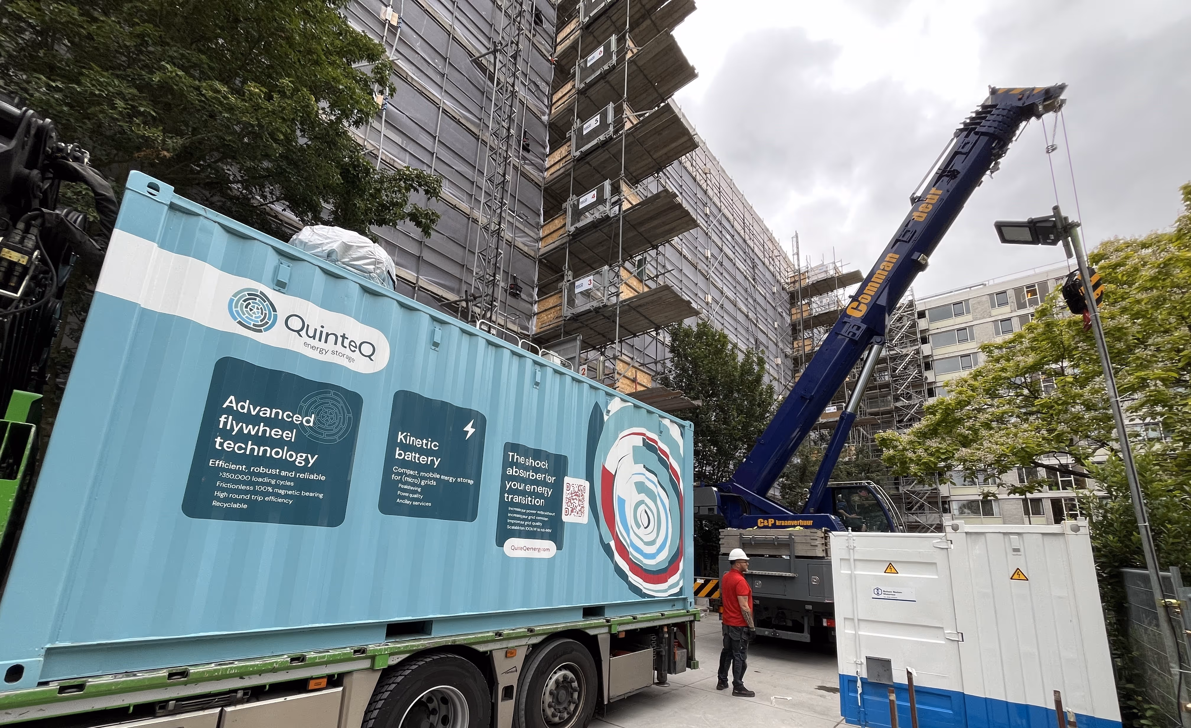 QuinteQ's containerized flywheel on-site at a Hemubo construction site.