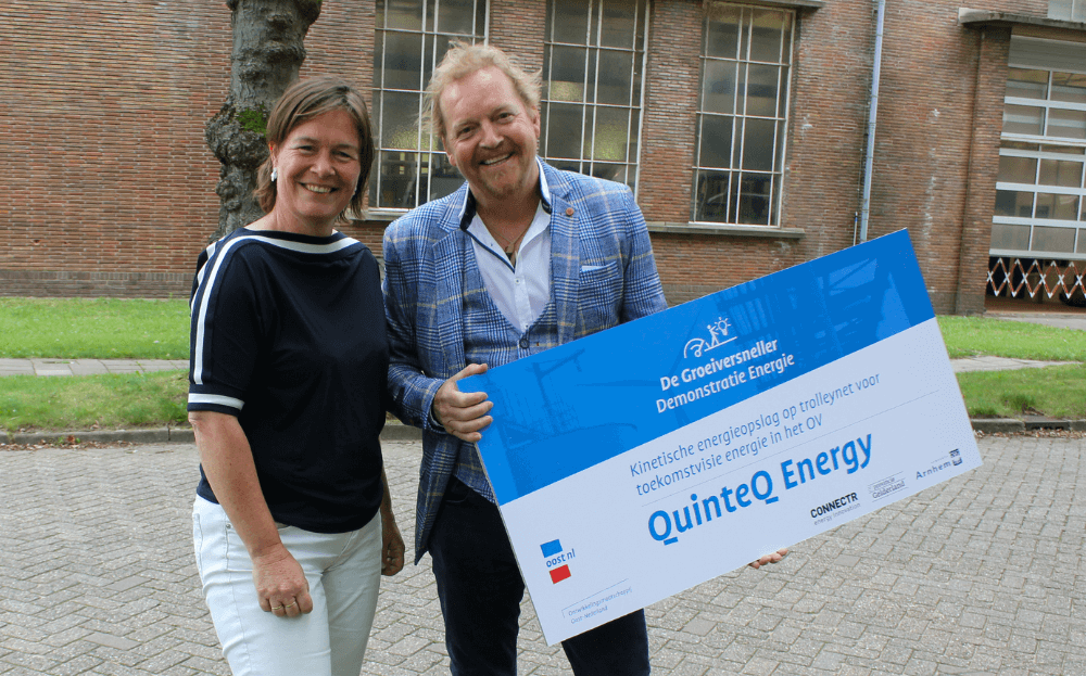 Paul Vosbeek from QuinteQ receives the Groeiversneller