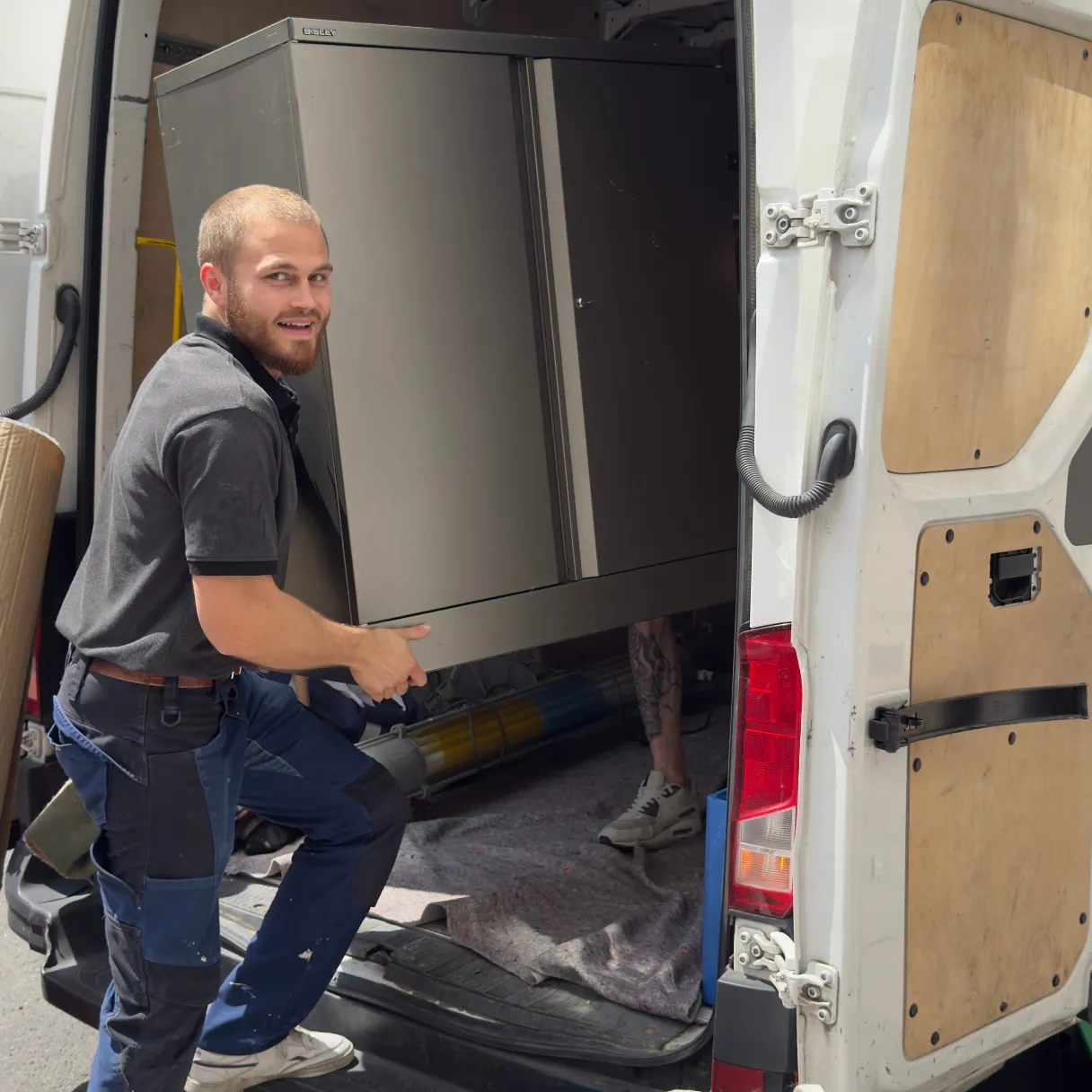 Adam Pohl belädt den Transporter bei einer Haushaltsauflösung