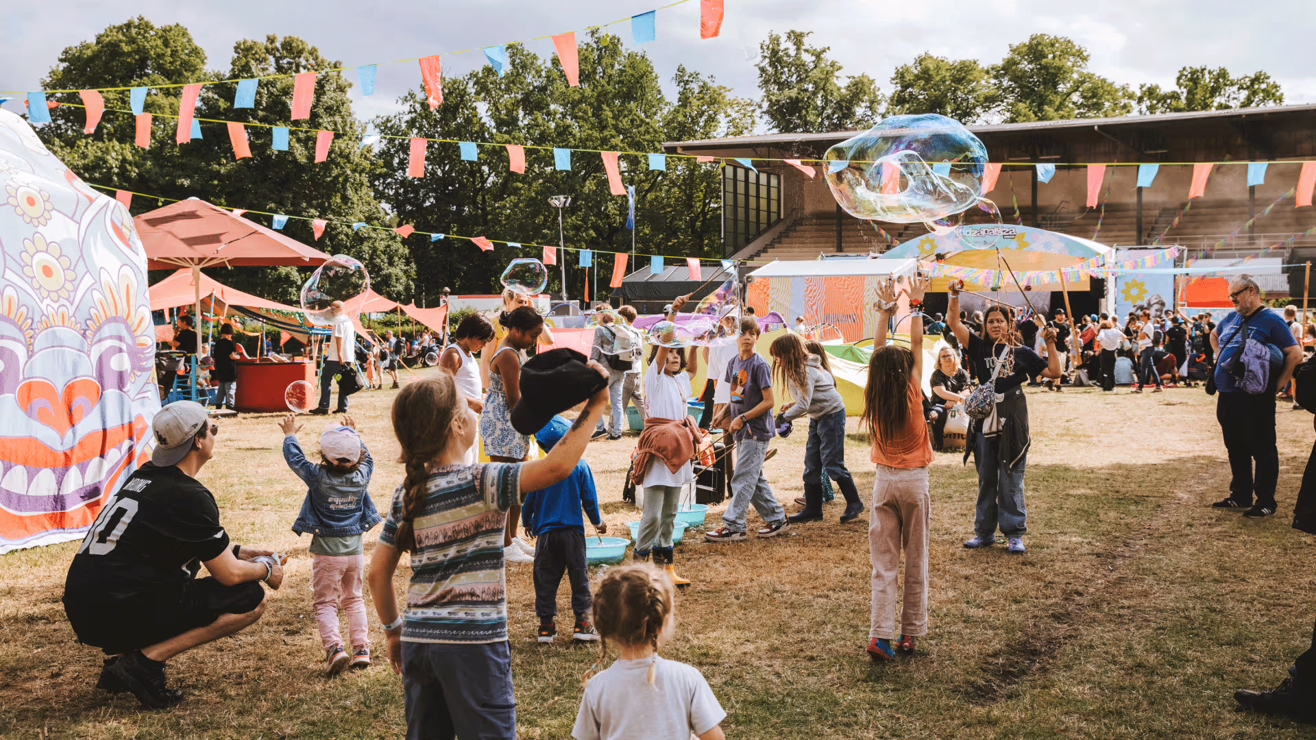 Kinder spielen mit Seifenblasen im Kidzapalooza