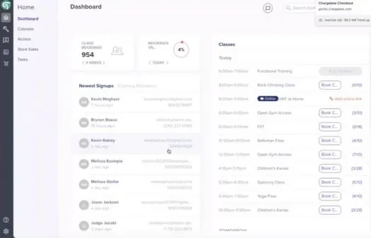 Dashboard interface showing class bookings, newest signups list, and class schedule with booking options.