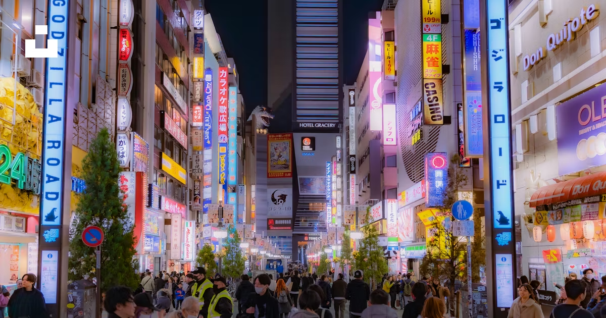 tokyo at night busy