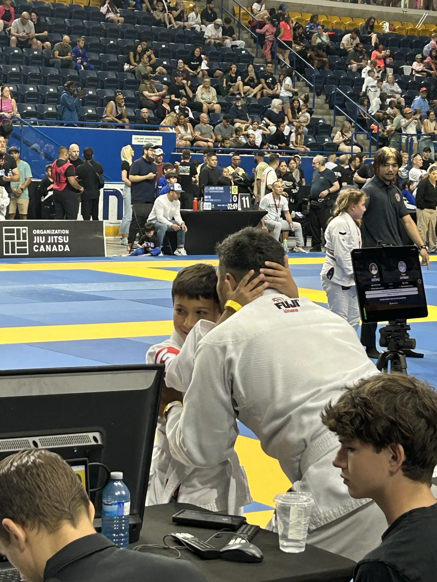 Neo between matches, being consoled at the scoring table