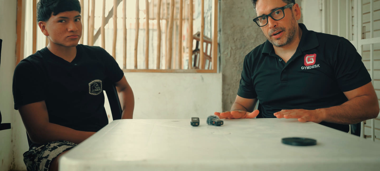 Alex Cuevas talks with Favio, 15, at his family’s key shop in Máncora.