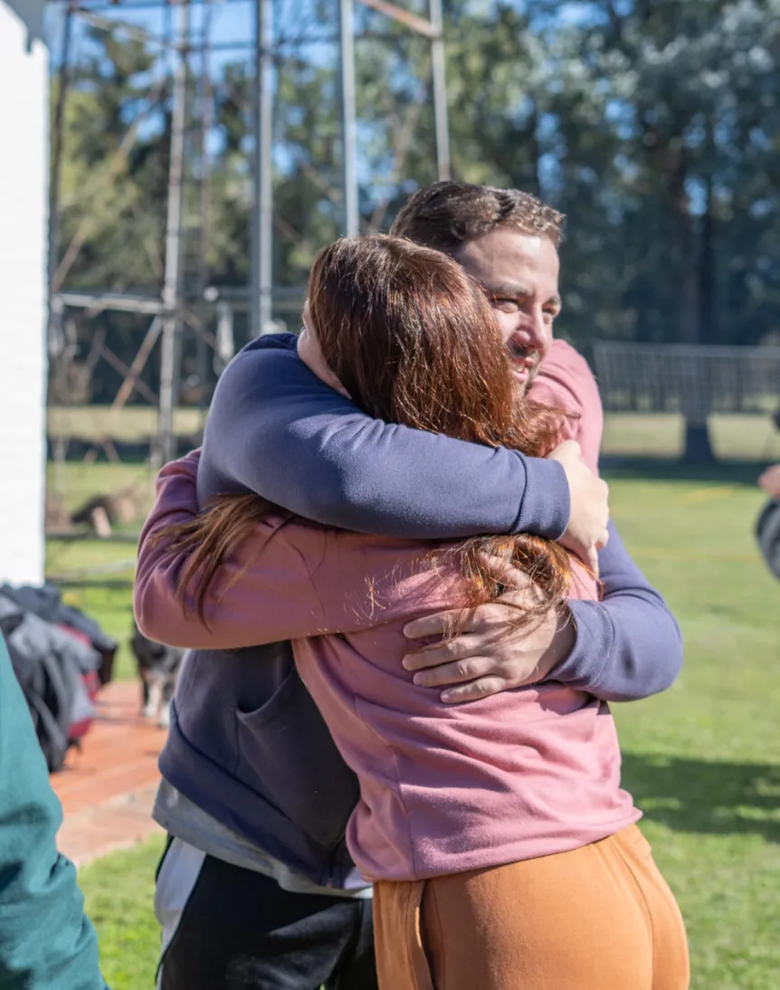 Dos personas abrazandose