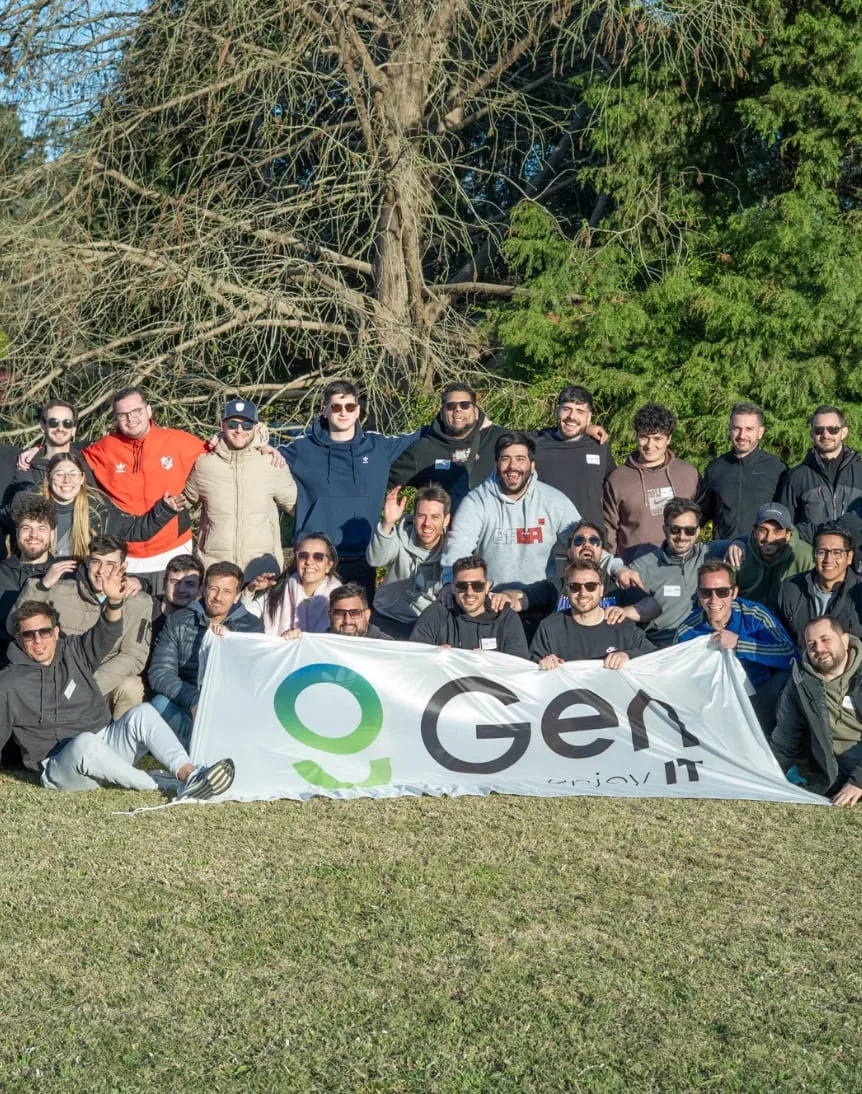 Un equipo levantando una bandera