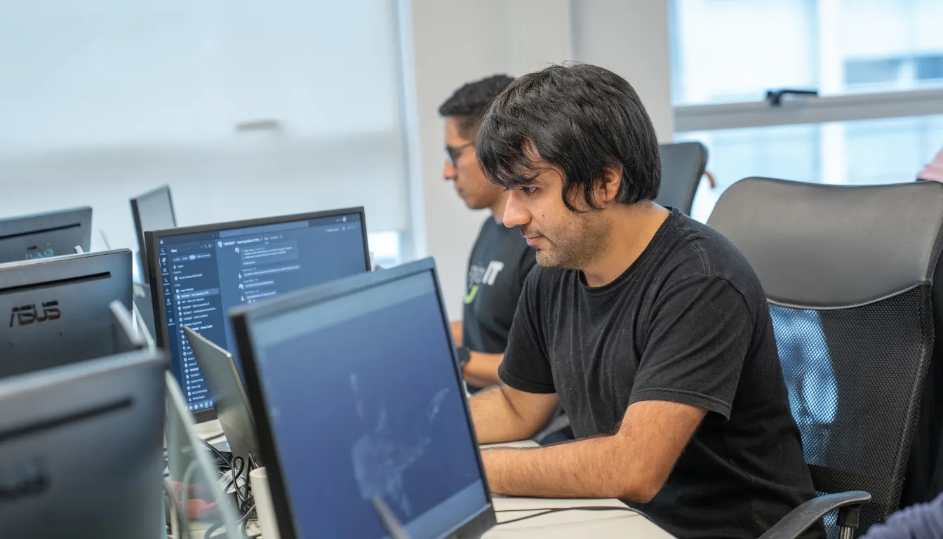 Especilista de fortinet trabajando con remera de enjoy it