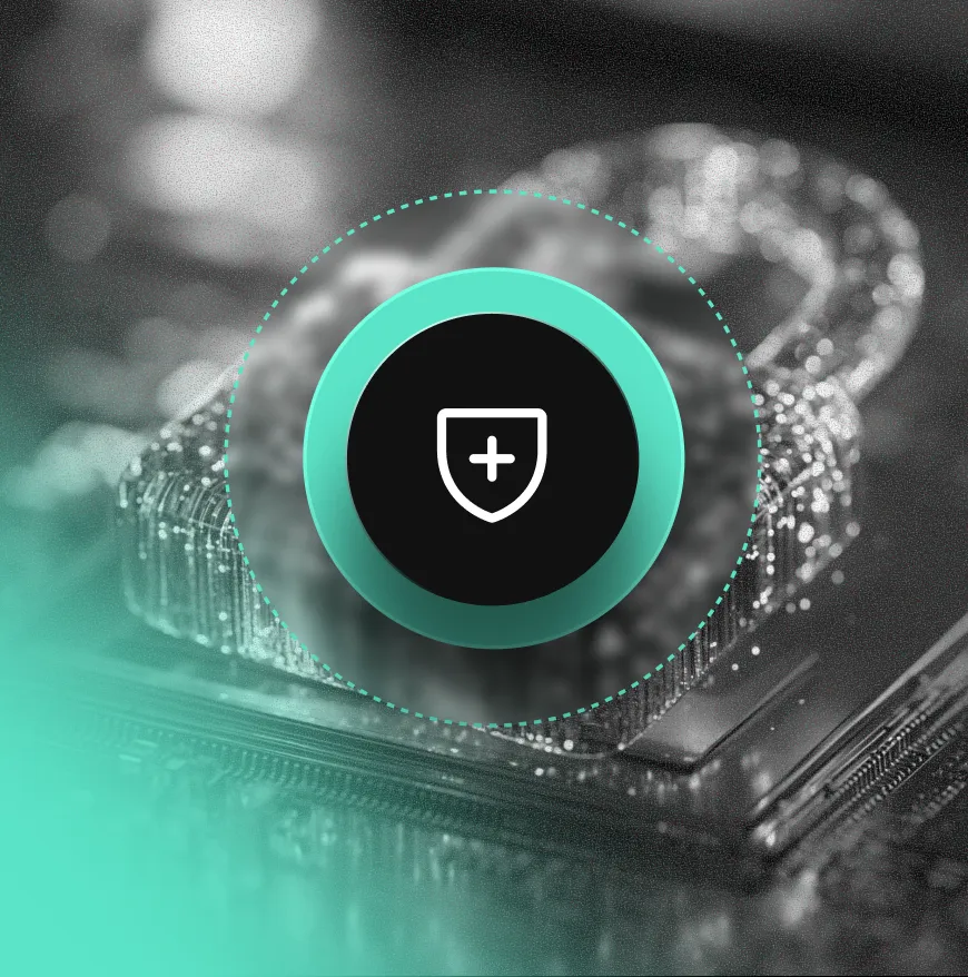Icono de escudo con signo más en el centro, sobre un fondo difuminado de un chip electrónico y un candado, representando seguridad digital o protección informática.