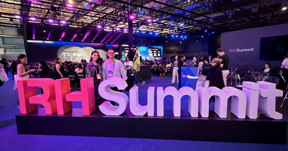 Foto do evento RH Summit com letreiro oficial, reunindo profissionais de RH e T&D em São Paulo.