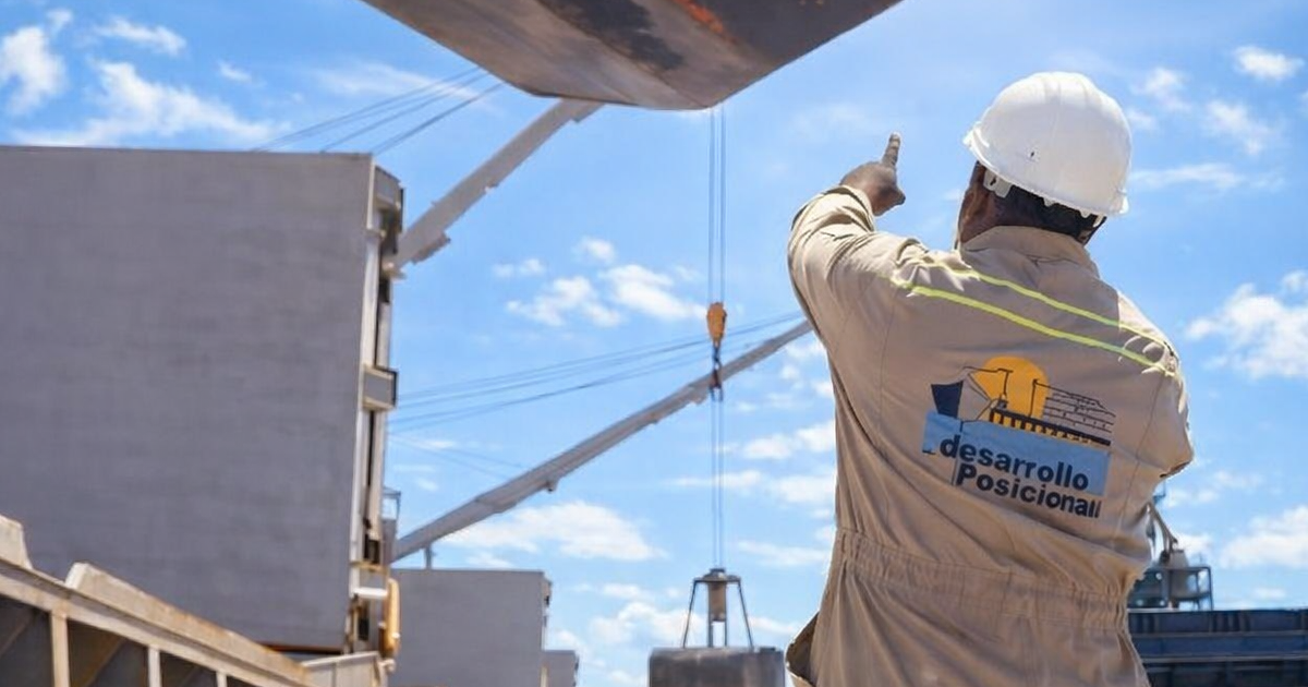 Operador DEPSA supervisando descarga de carga a granel en muelle de Colón, Panamá