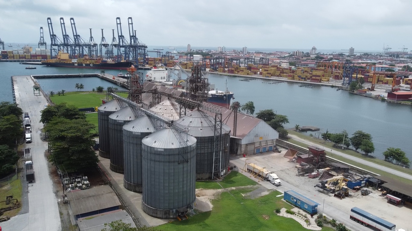 Silos de almacenamiento de carga a granel en terminal marítima DEPSA Panamá — Muelle 16 Cristóbal