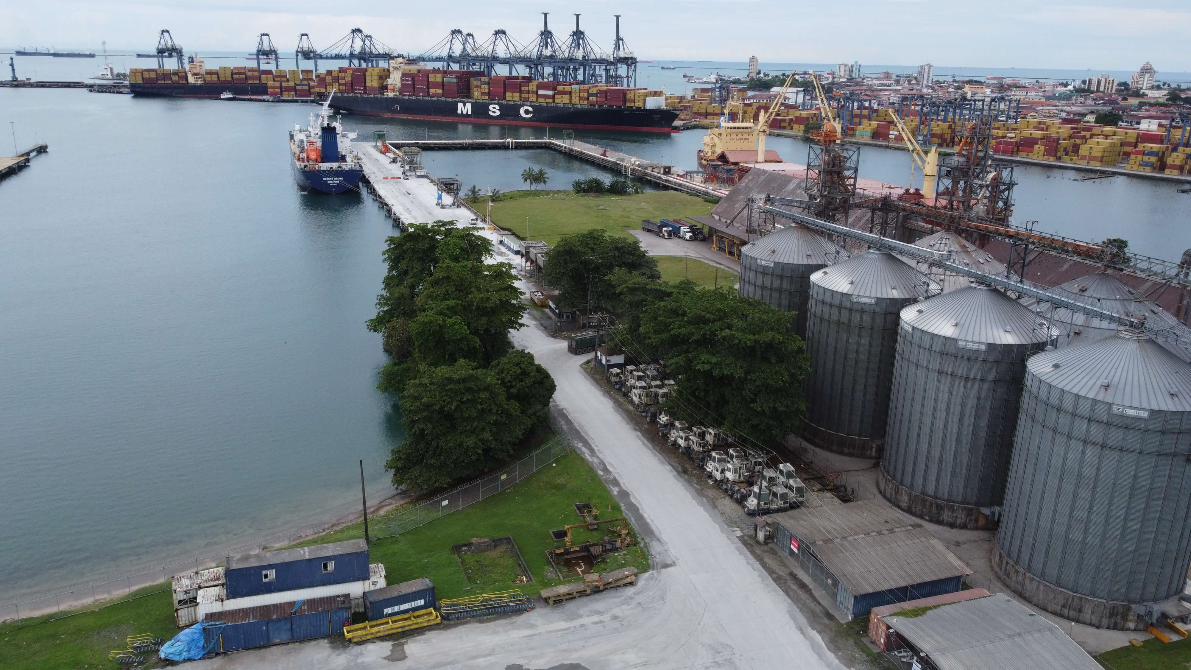 Terminal de carga a granel DEPSA Panamá con silos y buque atracado en Muelle 16 Cristóbal