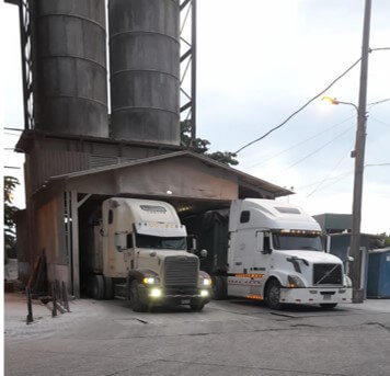 Camiones retirando carga a granel en silos de terminal DEPSA Panamá