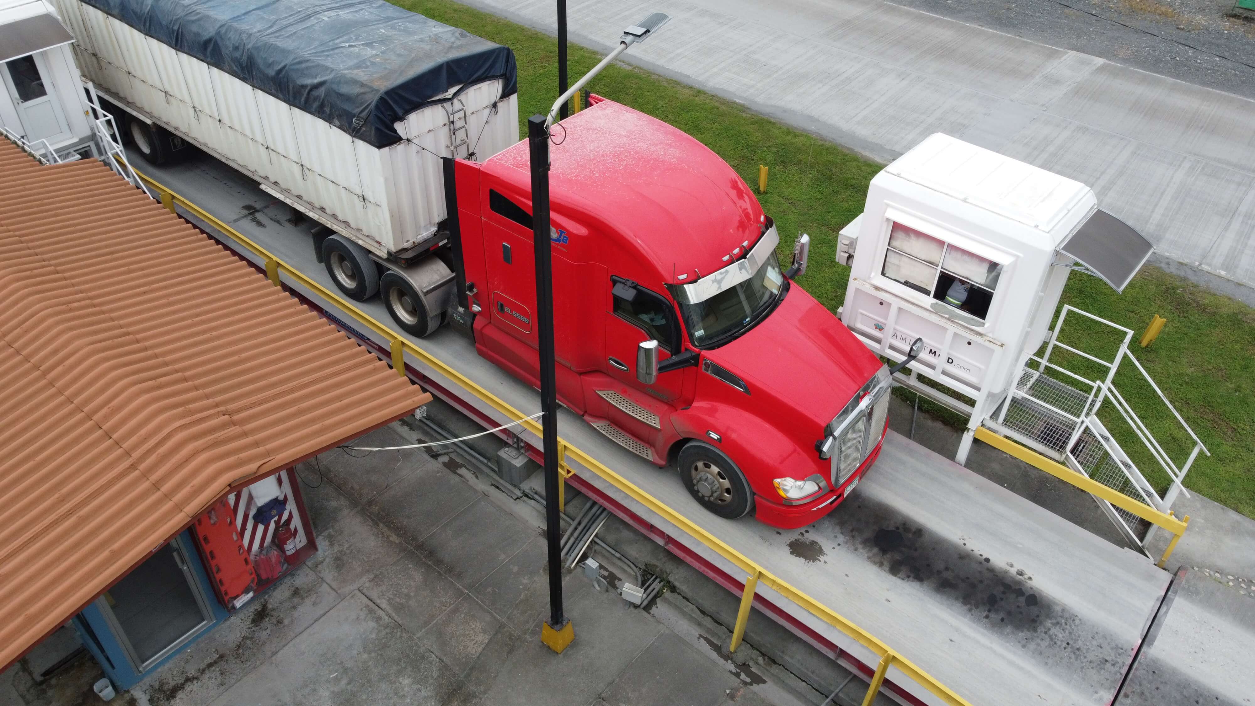 Camión pesado en báscula de control en terminal DEPSA Colón Panamá