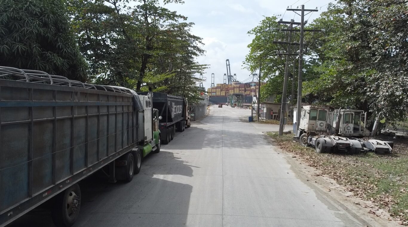 Fila de camiones de carga esperando descarga en terminal DEPSA Colón Panamá