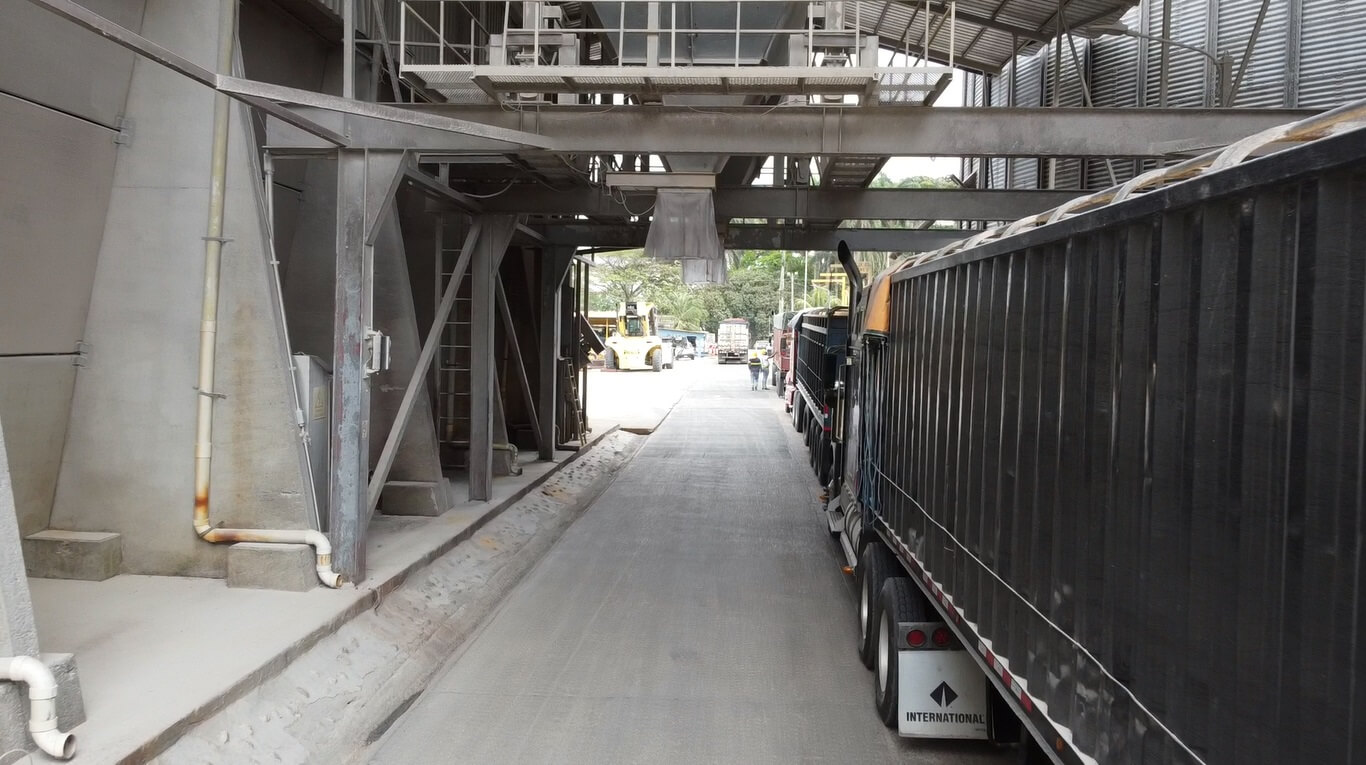 Interior de sistema de almacenamiento y silos de granos DEPSA Colón Panamá