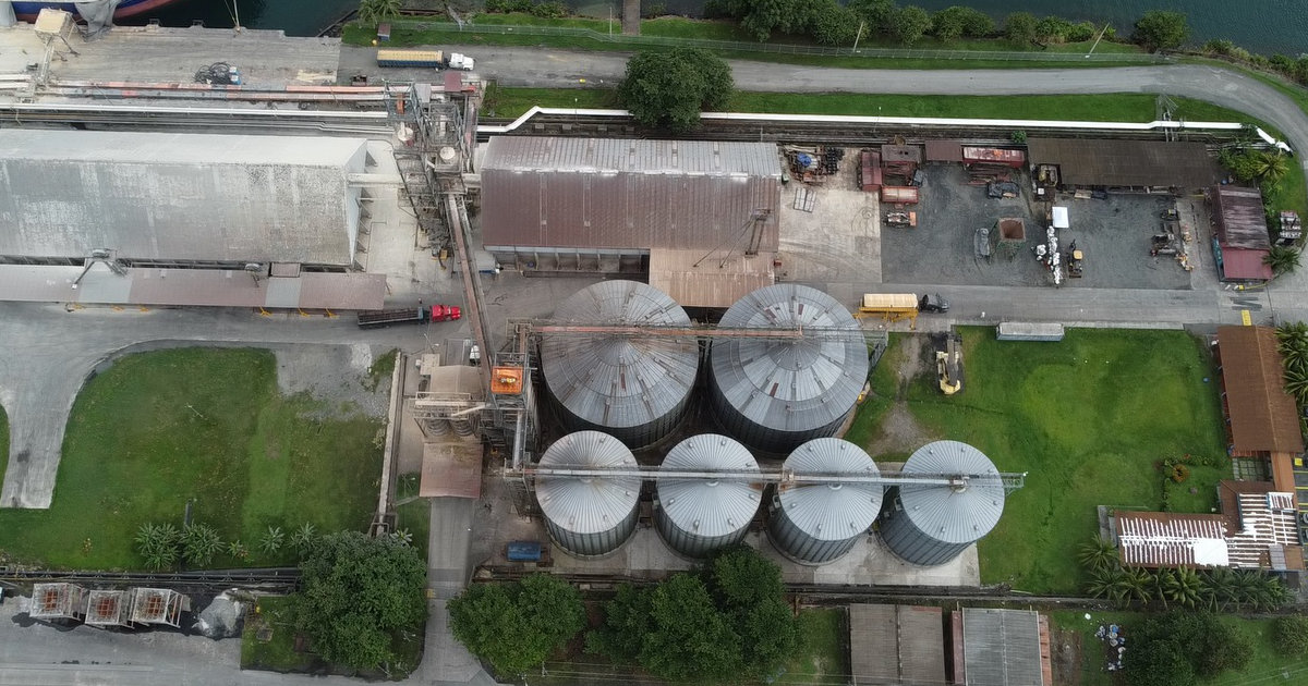 Vista aérea completa de terminal de carga a granel DEPSA con silos y muelle Cristóbal