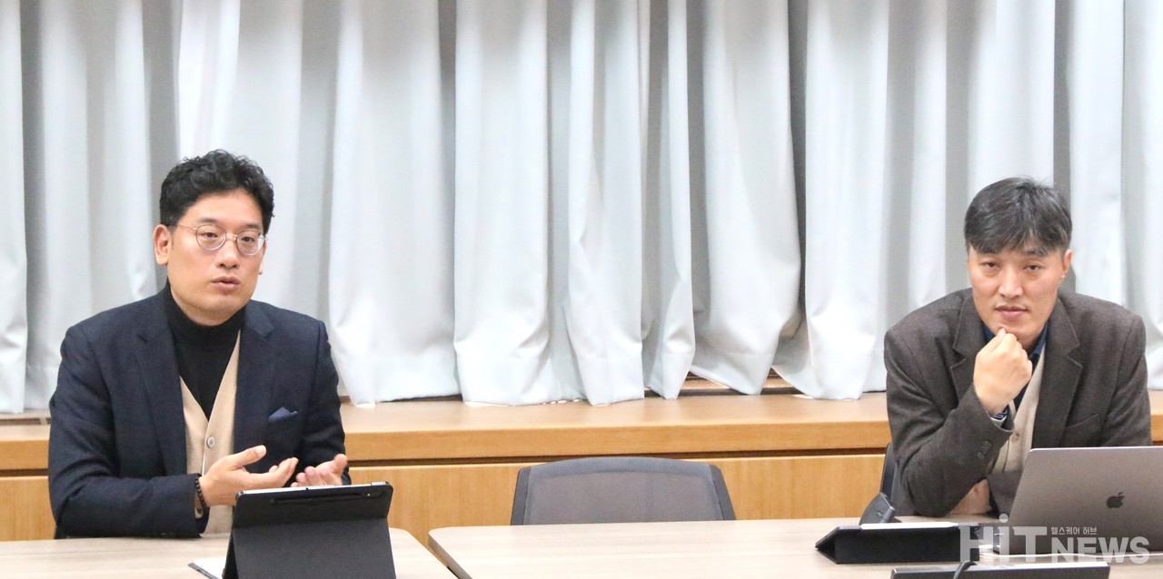 이승하(왼쪽) 대웅제약 생산본부 센터장과 이정재 아이디에스앤트러스트 사업본부장이 한국제약바이오협회 전문언론 출입기자단 질문에 답하고 있다.