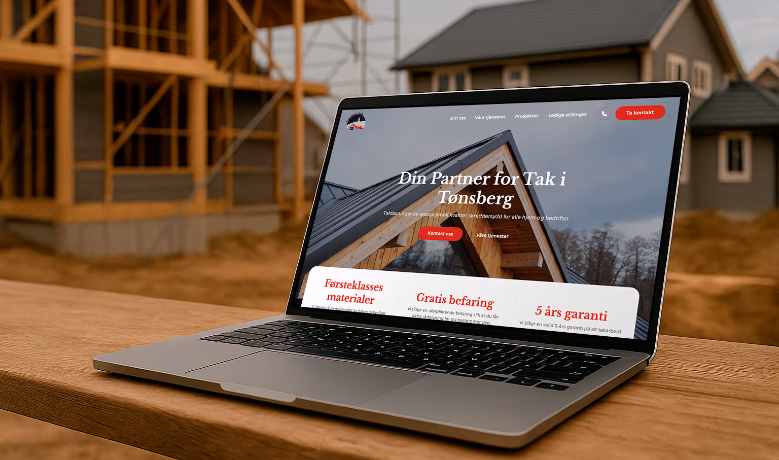 Laptop on wooden surface showing a website for roofing services in Tønsberg with construction site in the background.