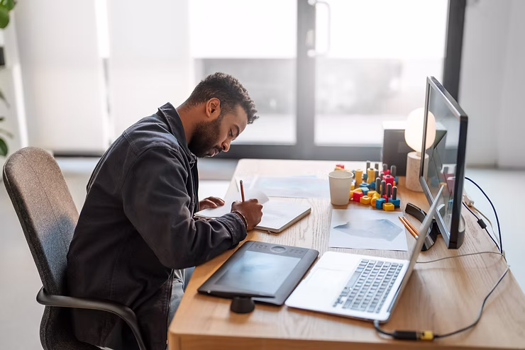 un expert entrain d'écrire dans un cahier